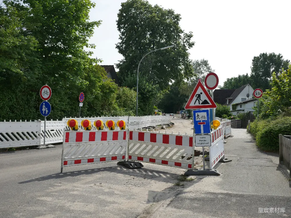 高清摄影  一条用路障和标志封堵的道路