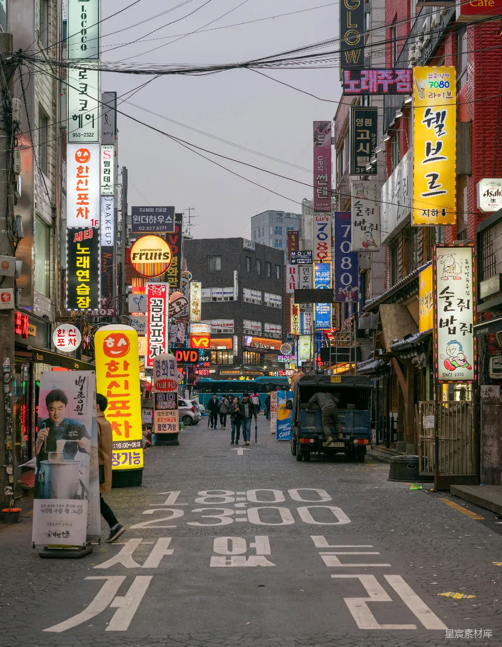 高清摄影  一条街道上布满了霓虹灯招牌。