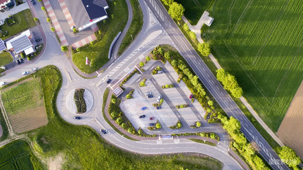 高清摄影  白天在公路上拍摄车辆的空中照片