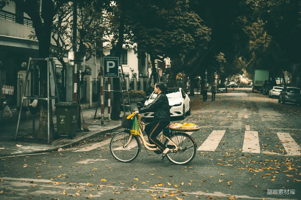 高清摄影  穿着白色衬衫的男人在白天的道路上骑自行车。