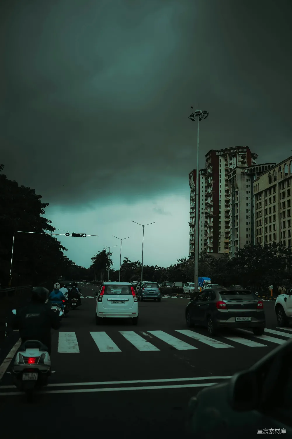 高清摄影 自然 一条城市街道上车流不息，天空阴云密布。
