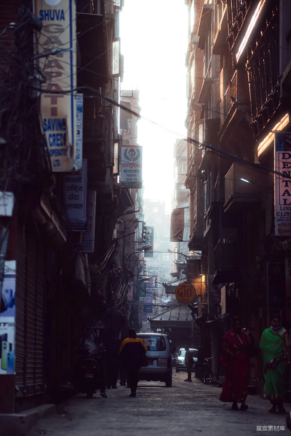 高清摄影  一条狭窄的城市街道，人们在上面行走。