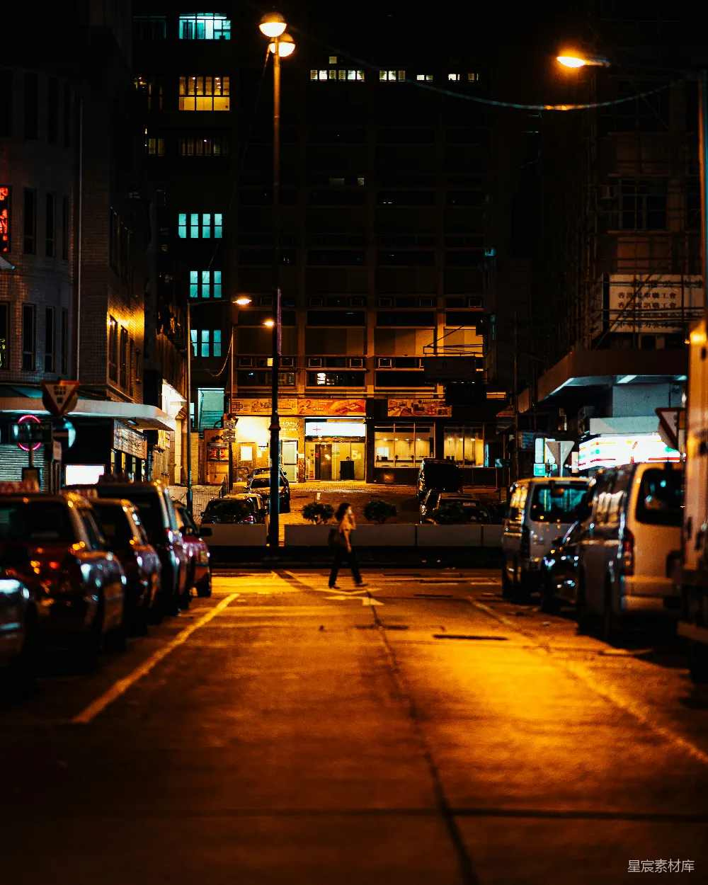 高清摄影  夜晚的城市街道，路边停着汽车。