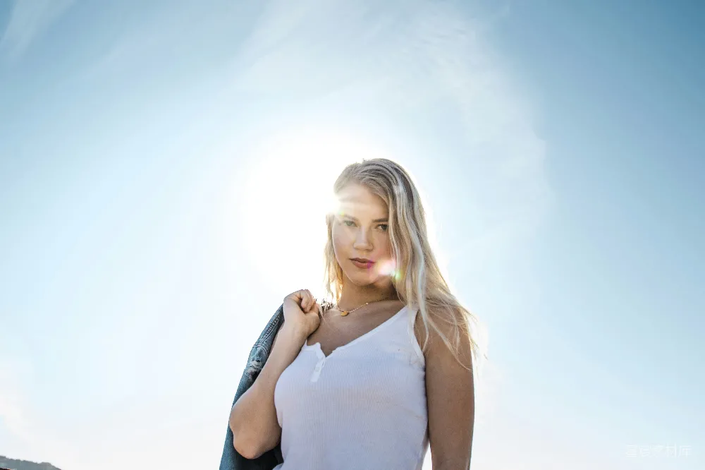 高清摄影 背着蓝色夹克的女人在户外