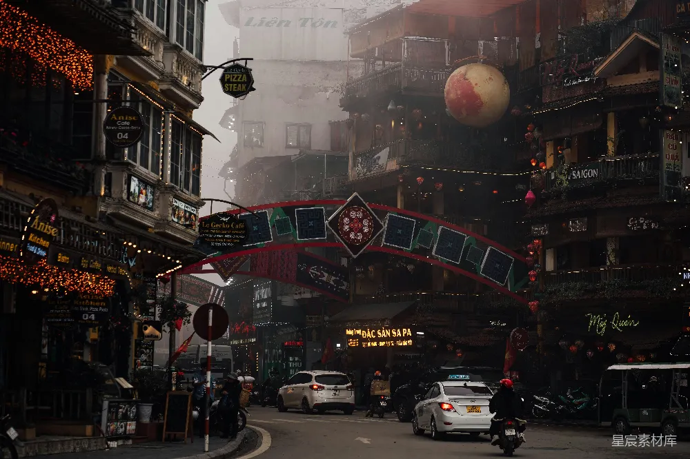 高清摄影 旅行 壁纸 一条繁忙的街道，两旁是高楼大厦。