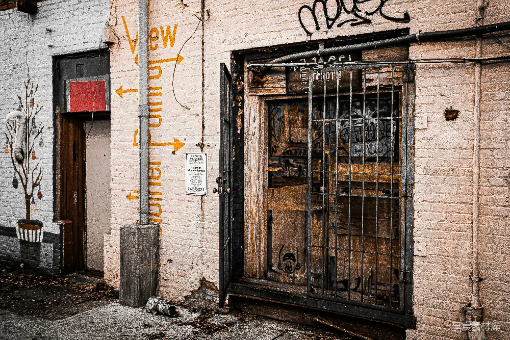 带有涂鸦的破旧建筑