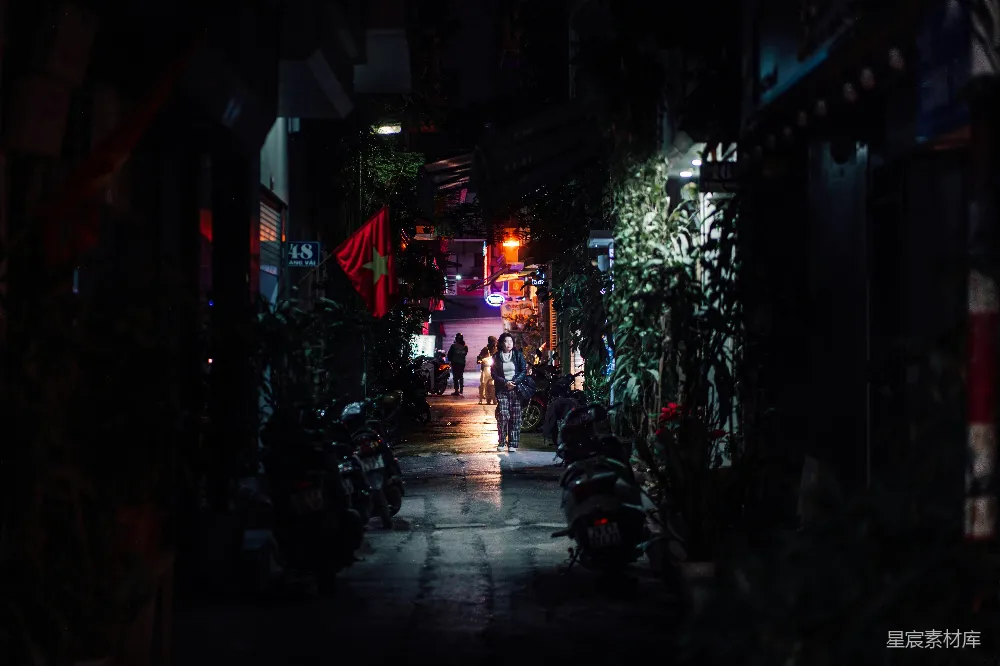 高清摄影 旅行 壁纸 夜晚的黑暗小巷，街道一侧停着摩托车。