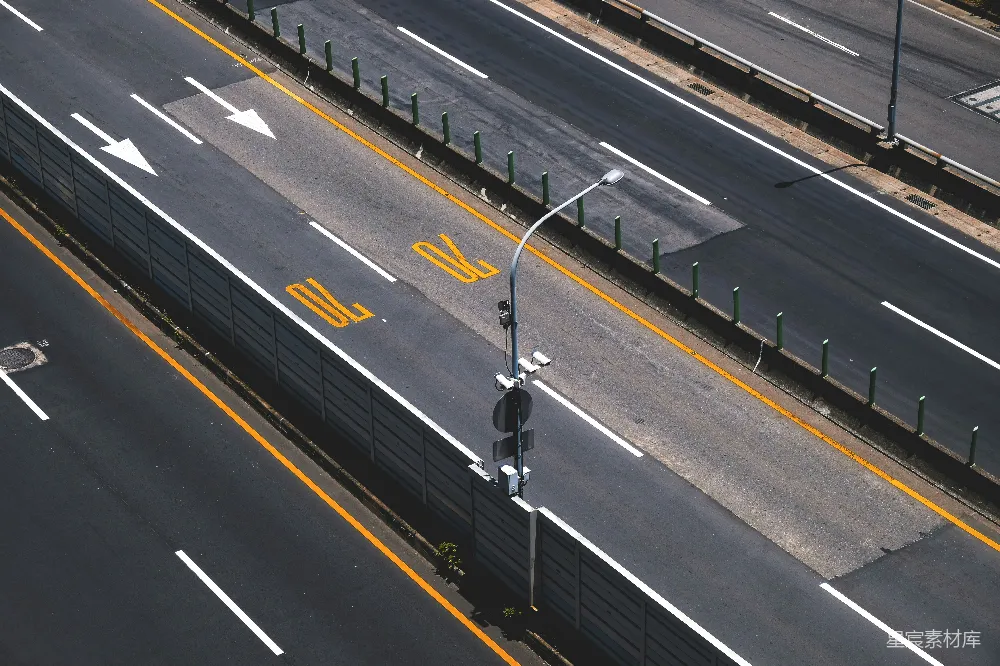 高清摄影  灰色的柏油马路和街灯