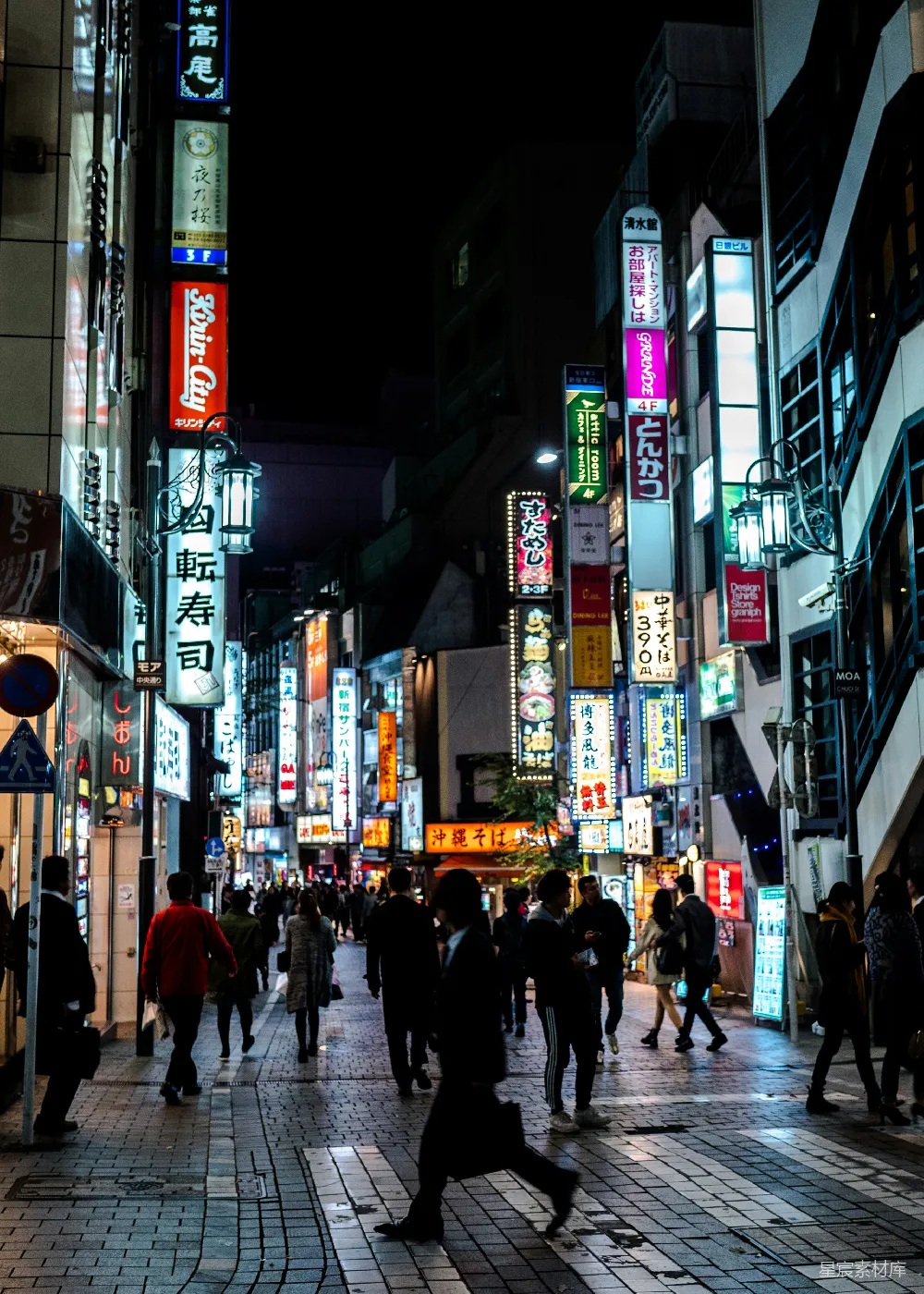 高清摄影  夜晚的繁华城市街道，人们在四处走动。