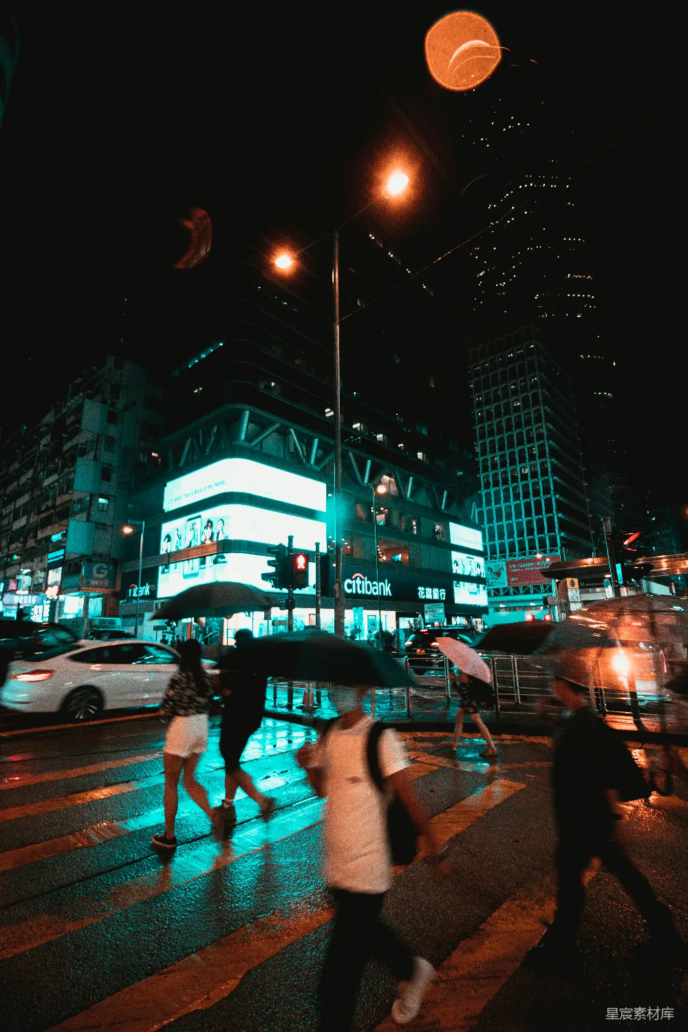 高清摄影  人们在夜间在人行道上行走。