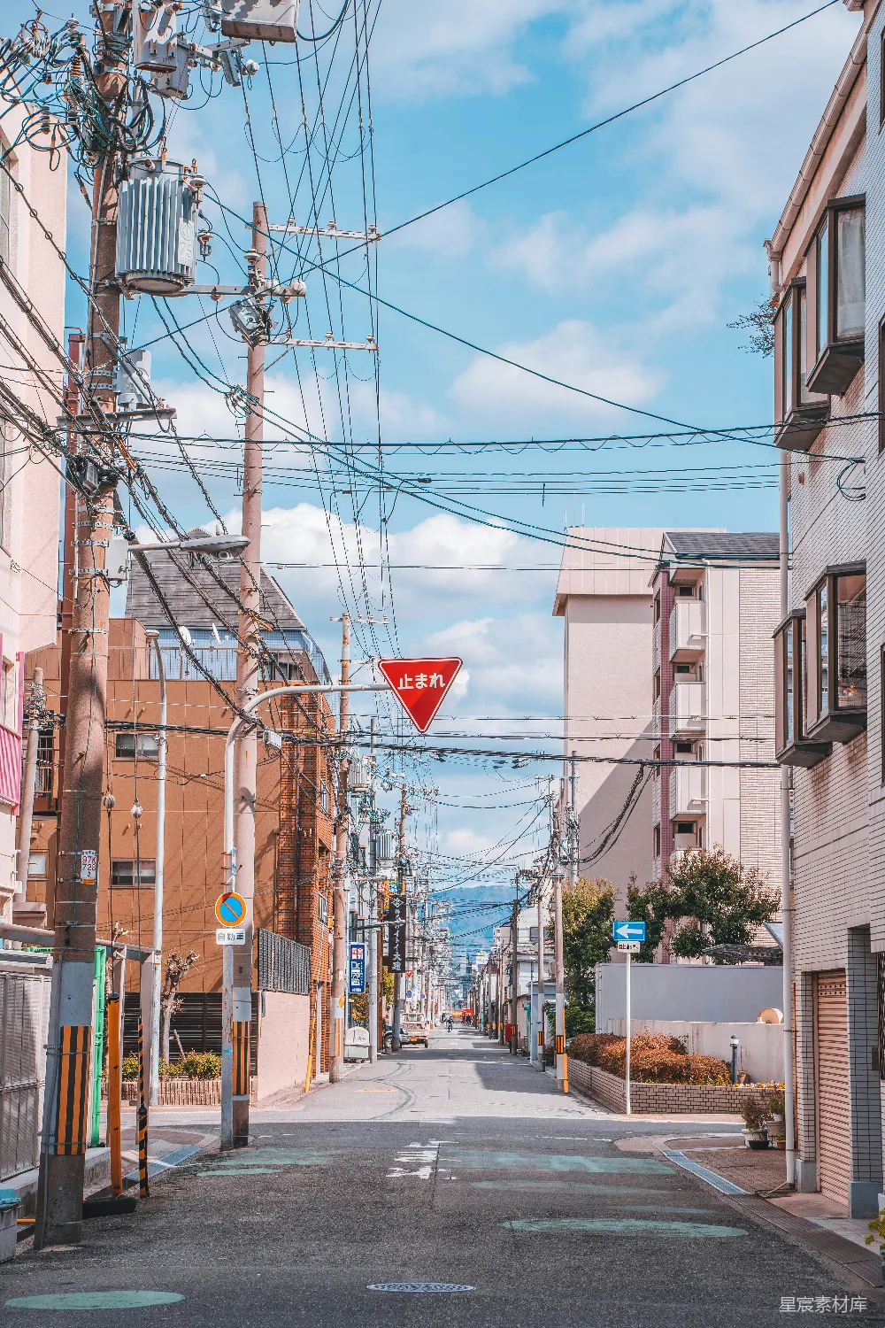 高清摄影  一个红色街道标志挂在建筑物的一侧。