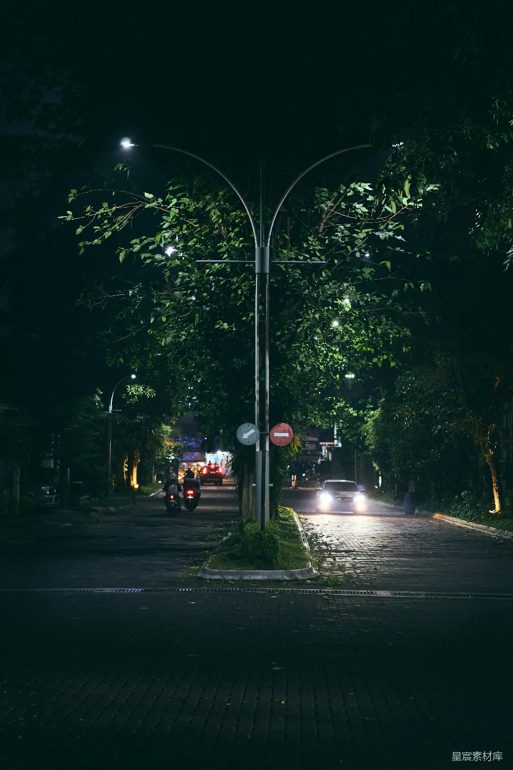 高清摄影  一辆汽车在夜晚的街道上行驶。
