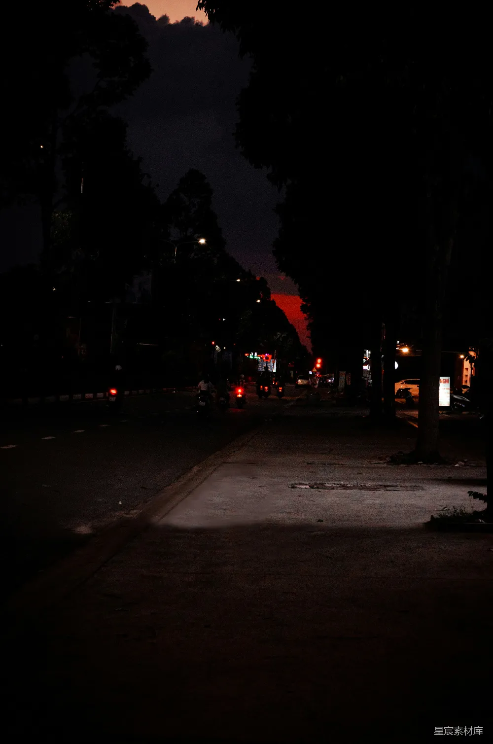 高清摄影  一条夜晚的街道，街道上有路灯照明。