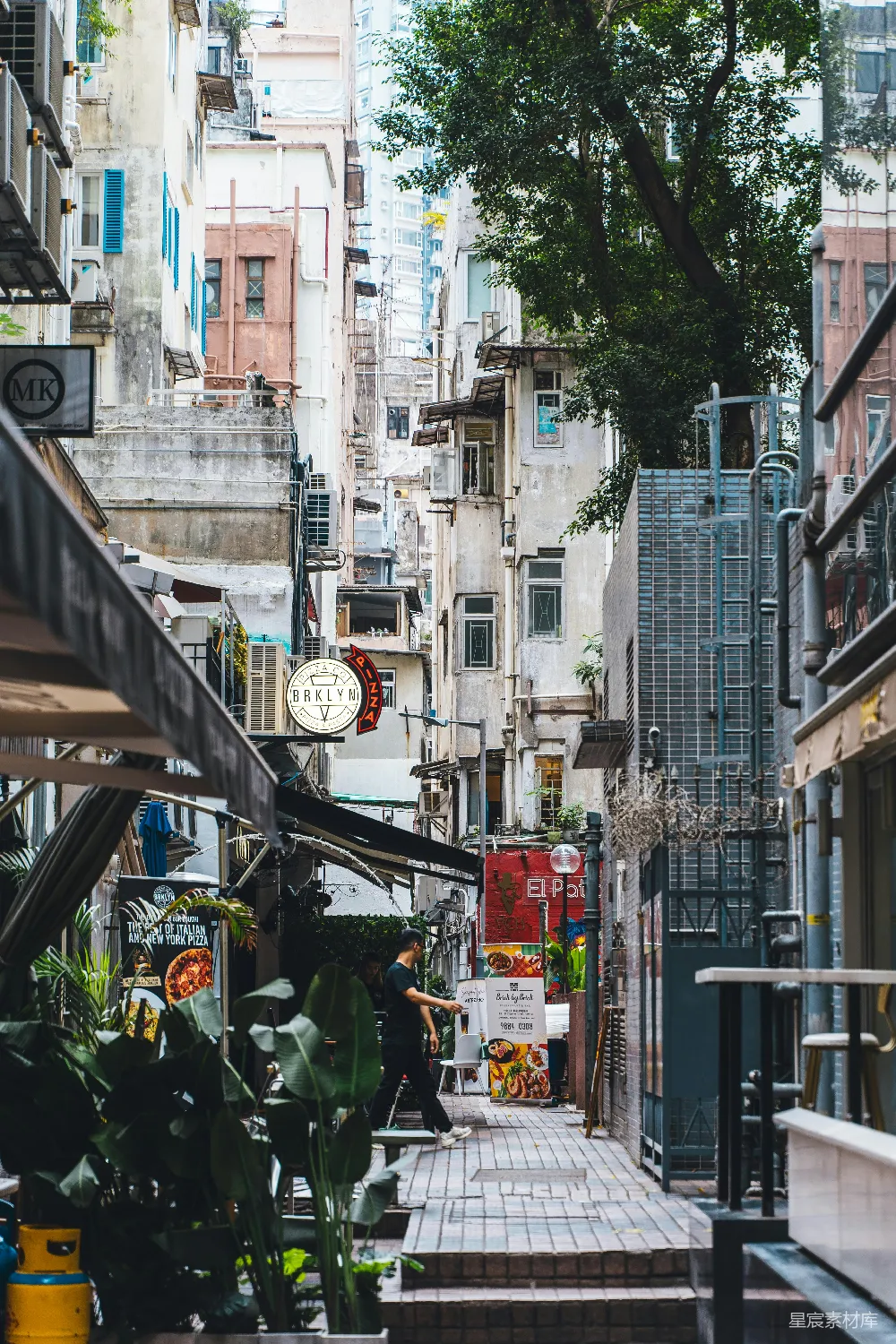 高清摄影  一条狭窄的城市街道，有许多建筑。