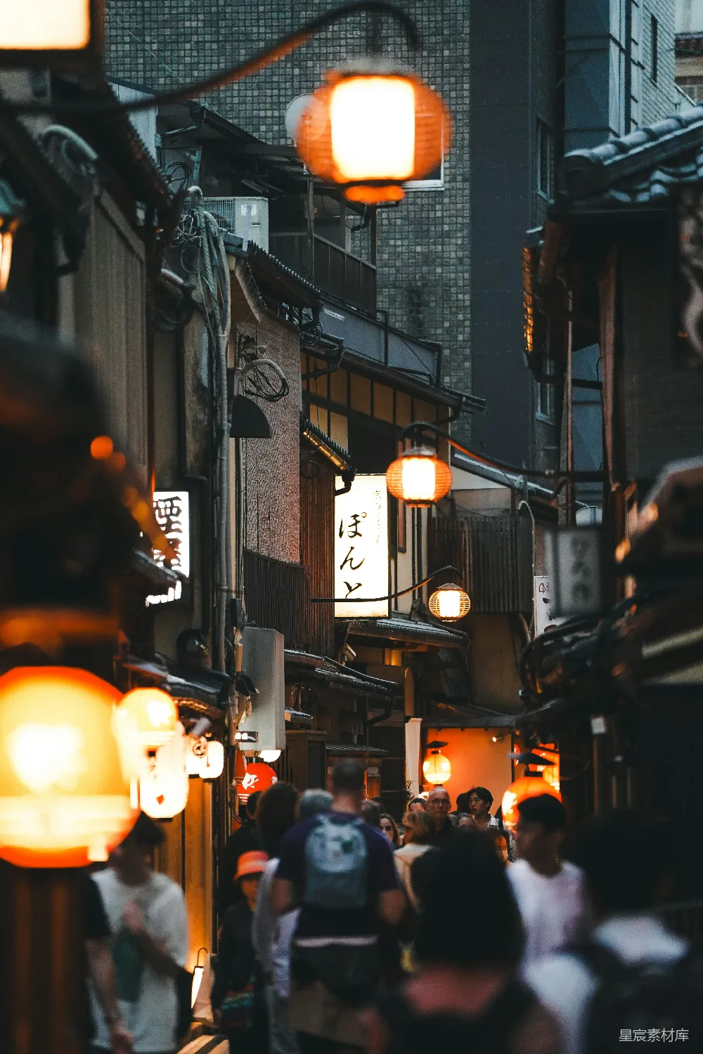 高清摄影 旅行 一群人沿着高大建筑物旁的街道行走