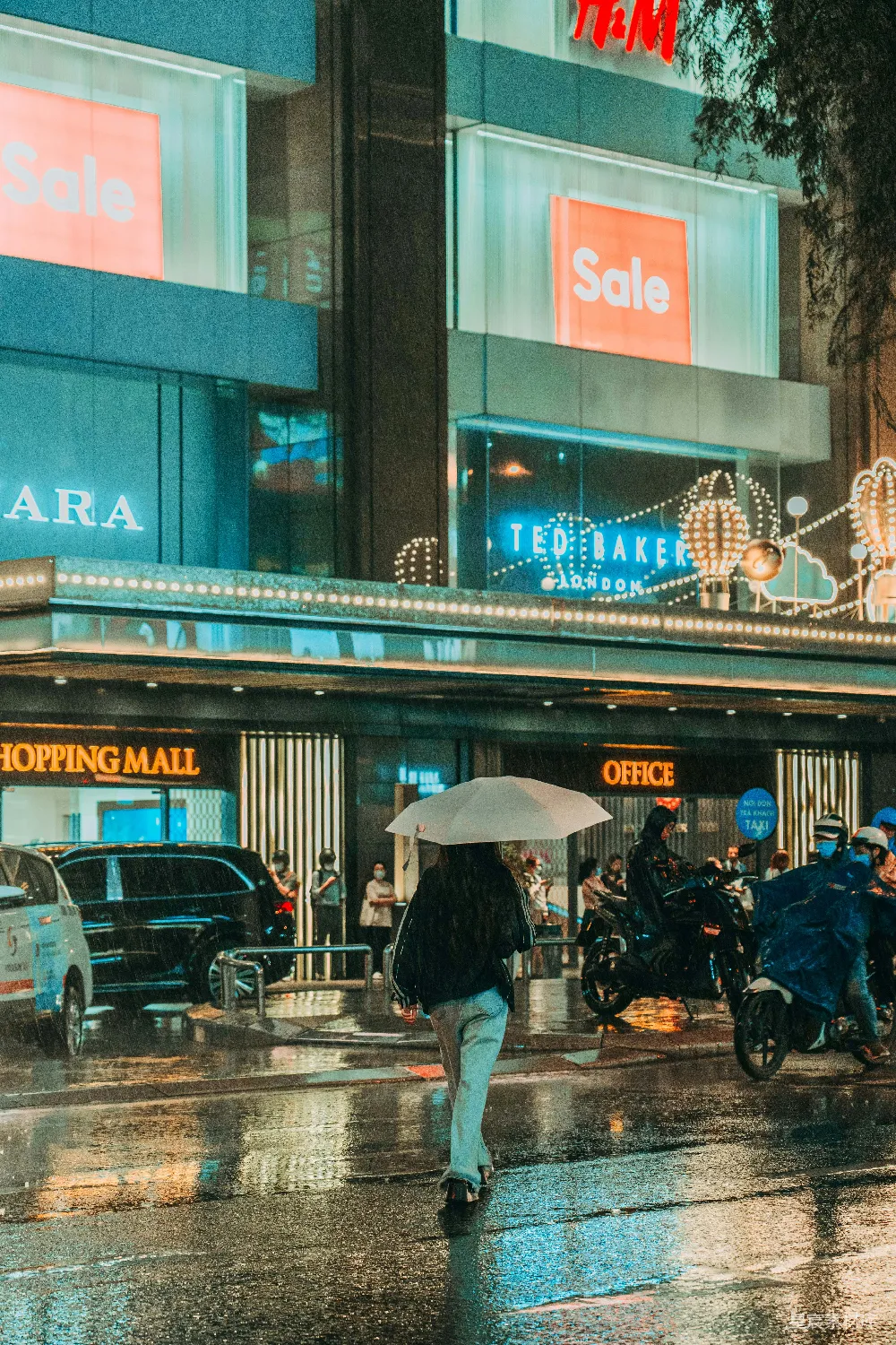 高清摄影  一个打着伞的人在雨中过马路。