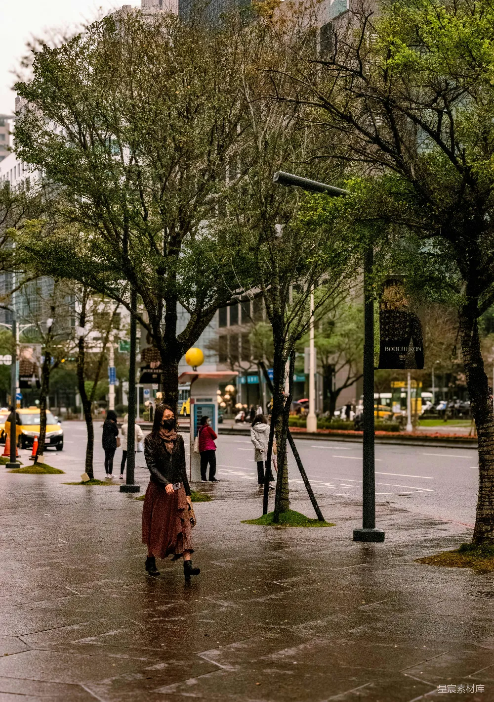 高清摄影  女人在城市街道的湿人行道上行走