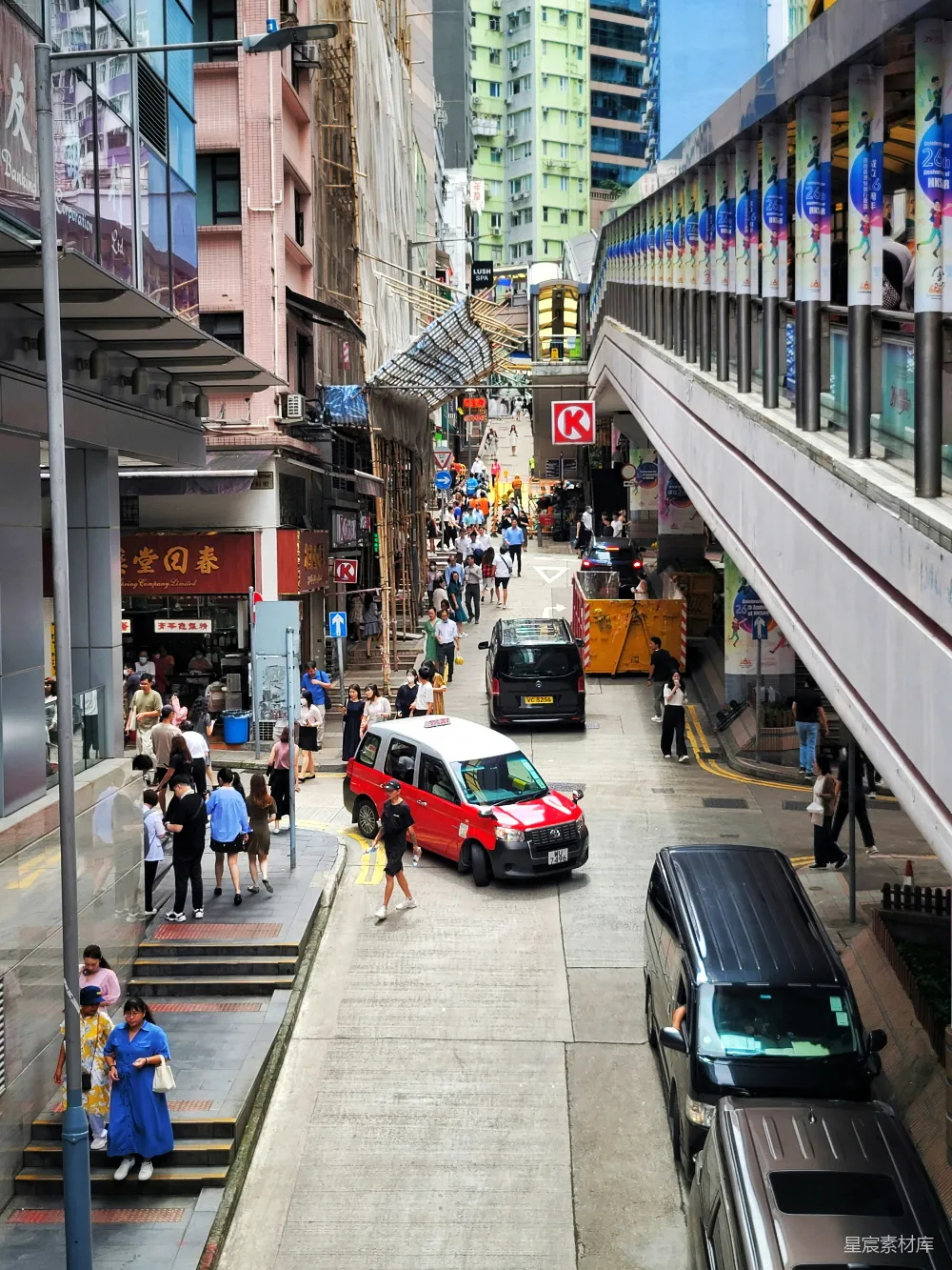 高清摄影  繁忙的城市街道，车辆川流不息。