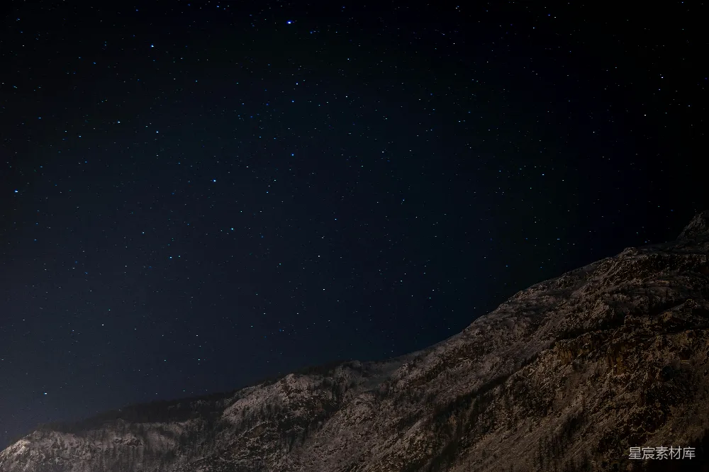 夜空中有繁星点缀的山峦