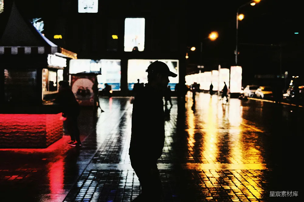 高清摄影  人们在夜间走在人行道上。