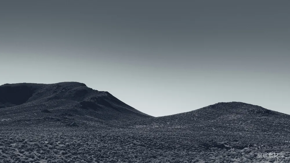 一张黑白照片里的山峦 ranges