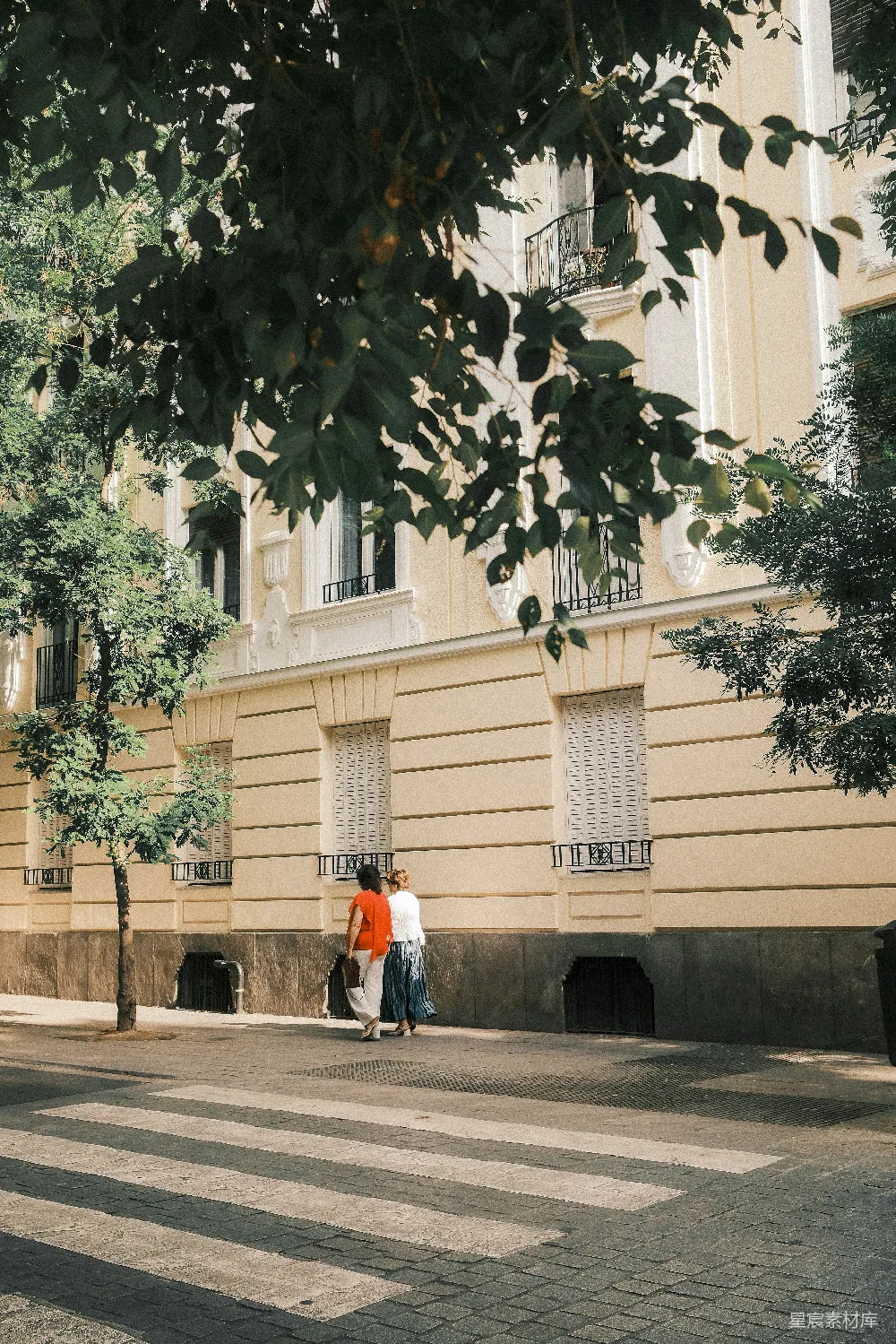 高清摄影  一对人在街上行走。