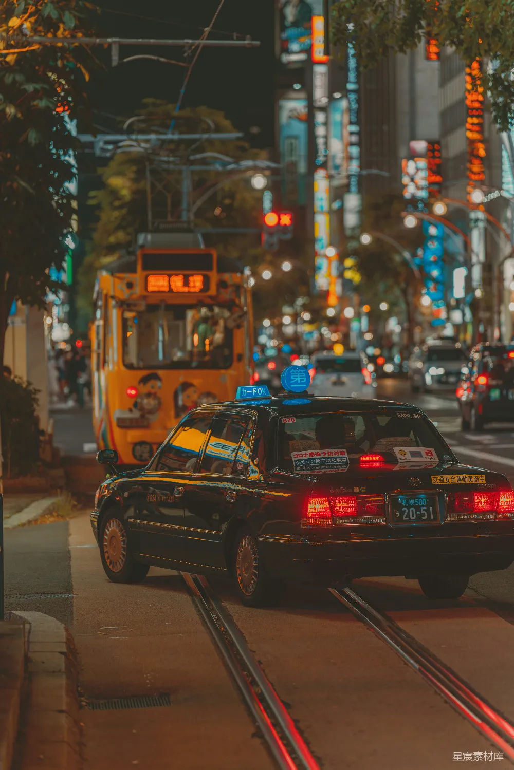 高清摄影  一辆出租车在夜晚的城市街道上行驶