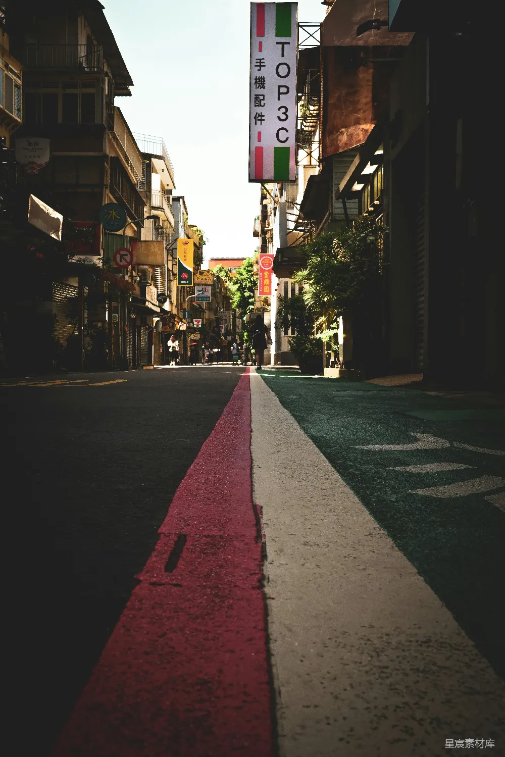 高清摄影  一条街道边上画有红白相间的线条。