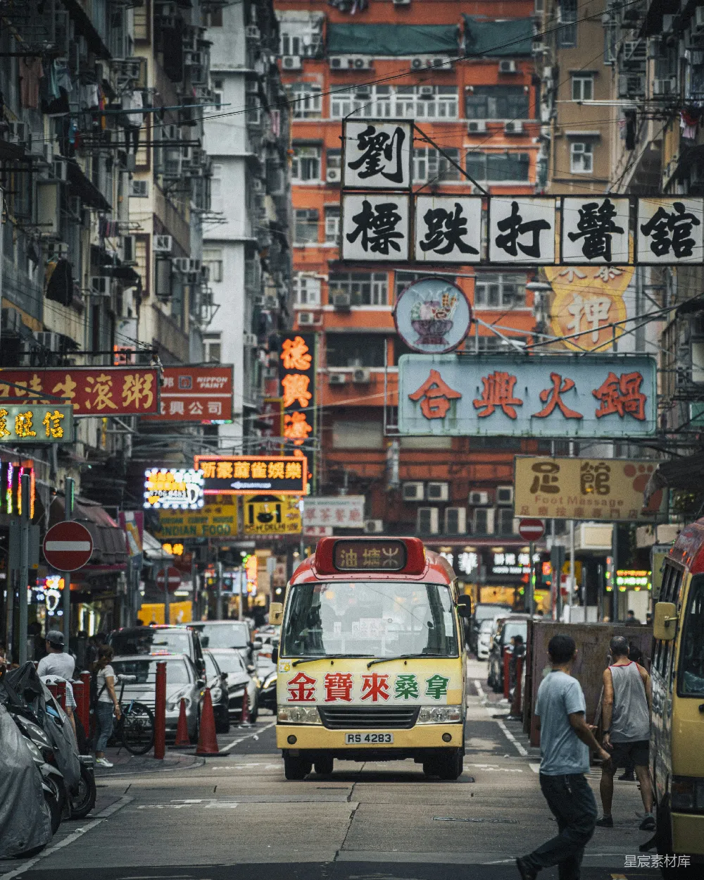 高清摄影  白日里走在街道上的人们