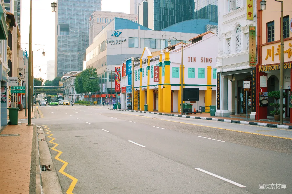 高清摄影  白天建筑物之间的灰色混凝土道路