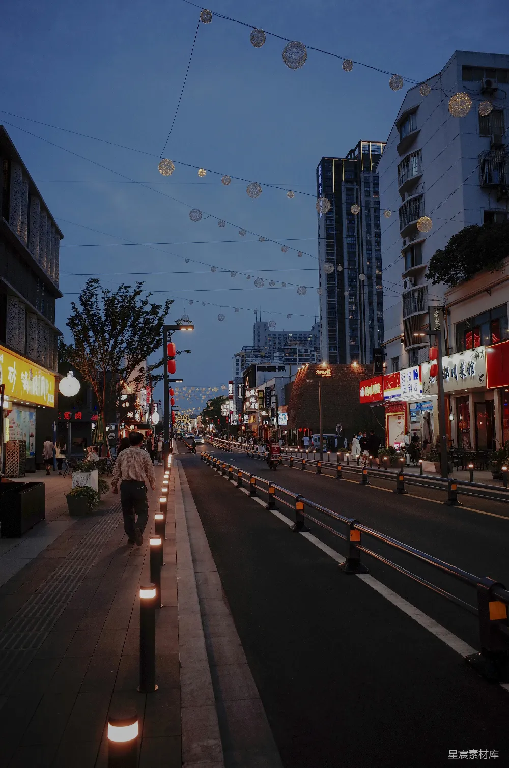 高清摄影  黄昏时分的城市街道，灯光闪烁。