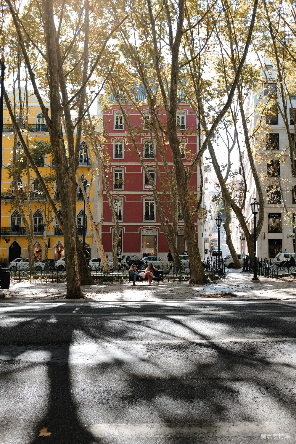 高清摄影 自然 一条城市街道，背景中有座红房子。