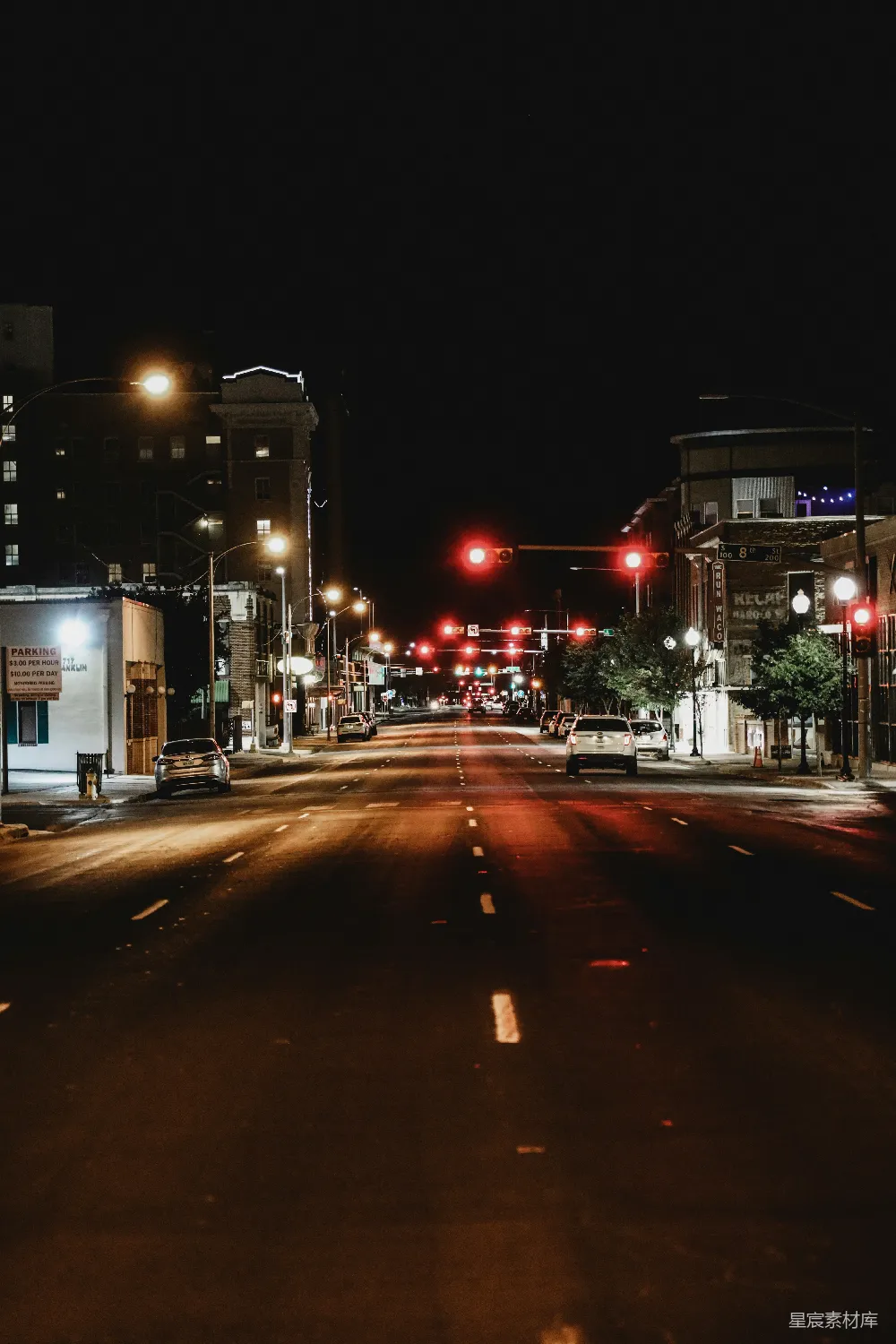 高清摄影  夜晚的城市街道和交通灯