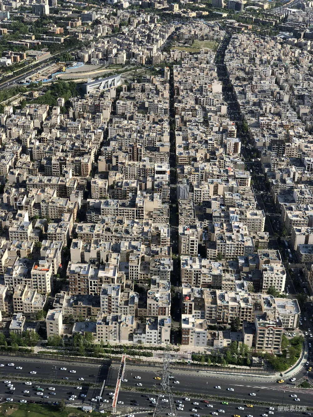 白天城市建筑的空中俯瞰图