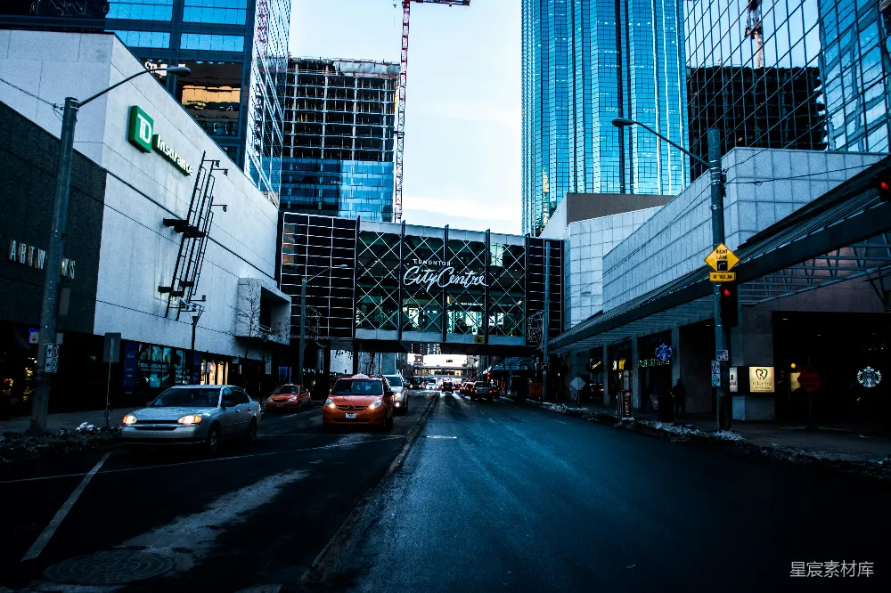 高清摄影  白天，建筑物附近的道路上的汽车。