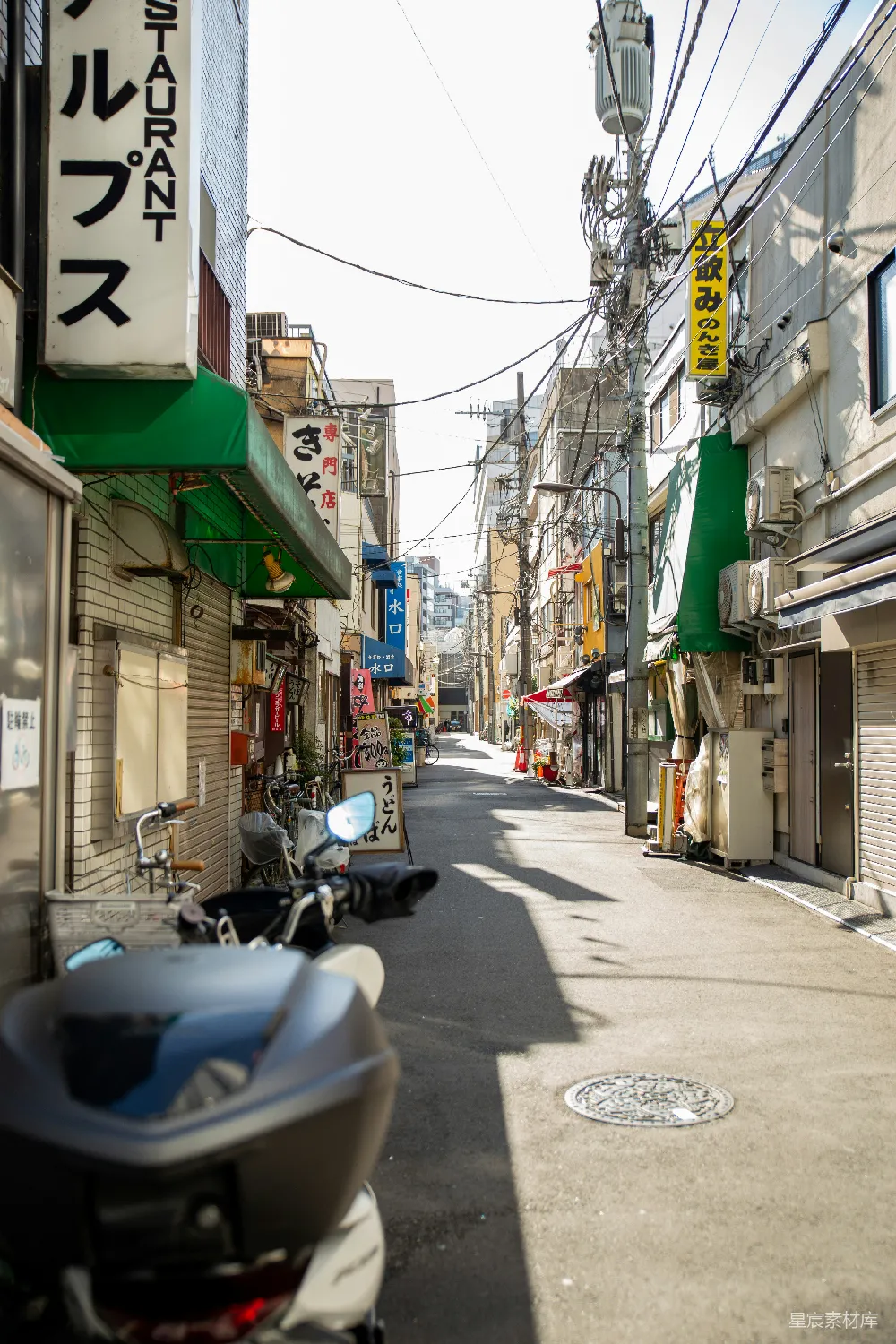 高清摄影  一辆摩托车停在街道一旁