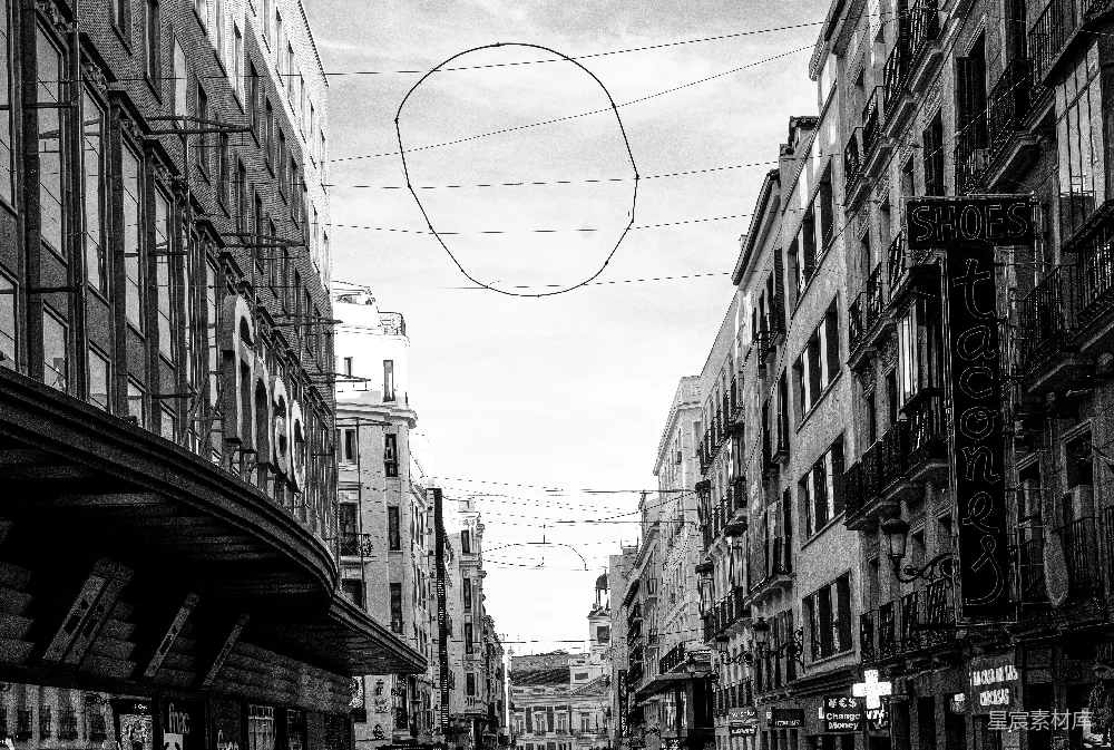 高清摄影  一张黑白照片，描绘了一条城市街道。