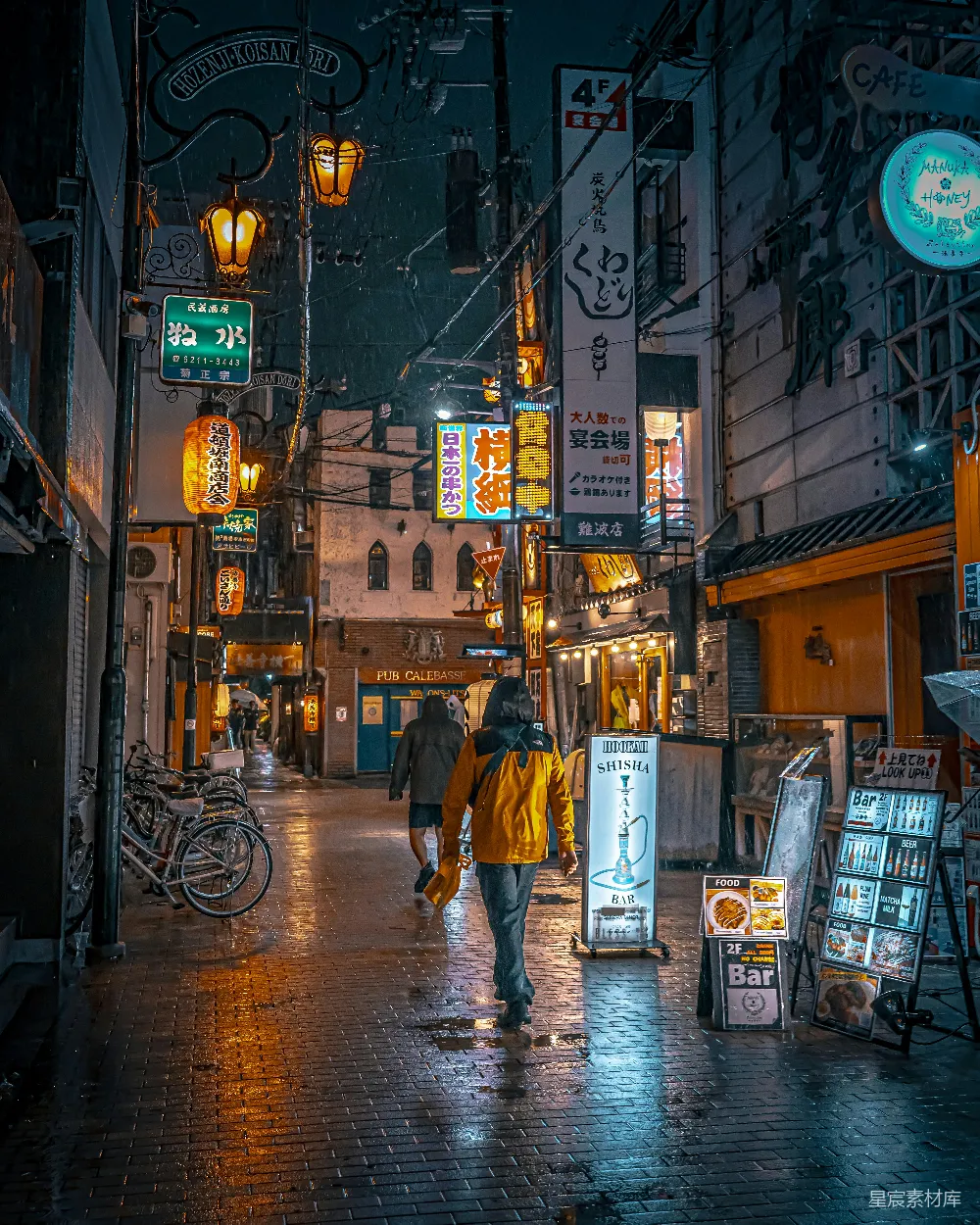 高清摄影  几个晚上走在街上的人