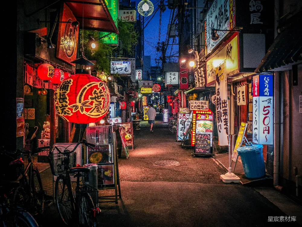高清摄影  一条狭窄的街道，上面有很多标志。