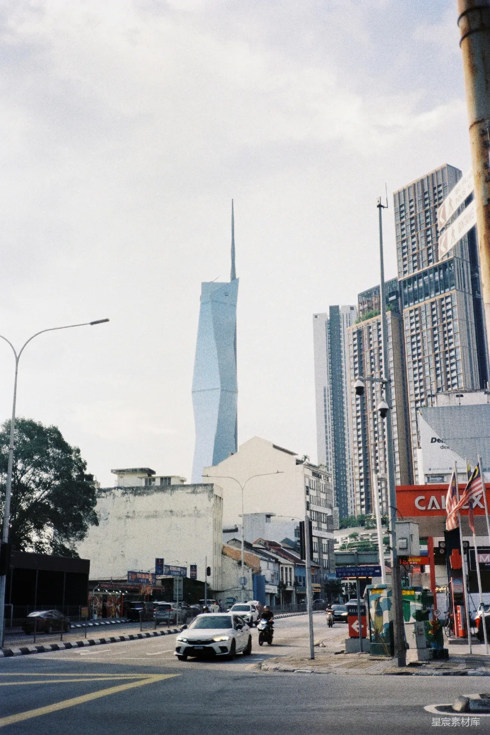 高清摄影  一条城市街道，背景中有高楼大厦。
