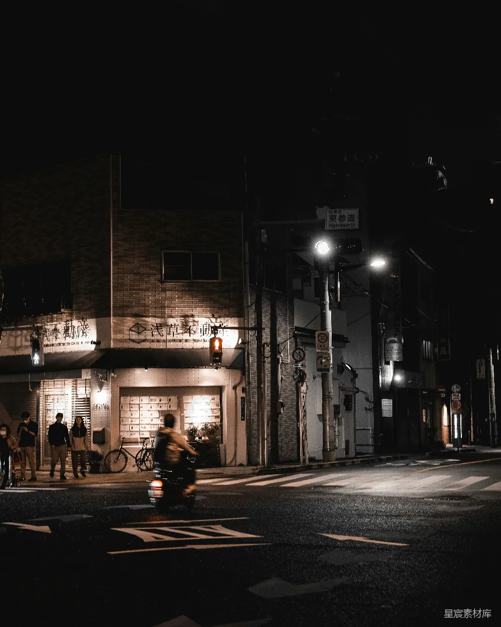 高清摄影  一个骑摩托车的人在夜间街道上行驶