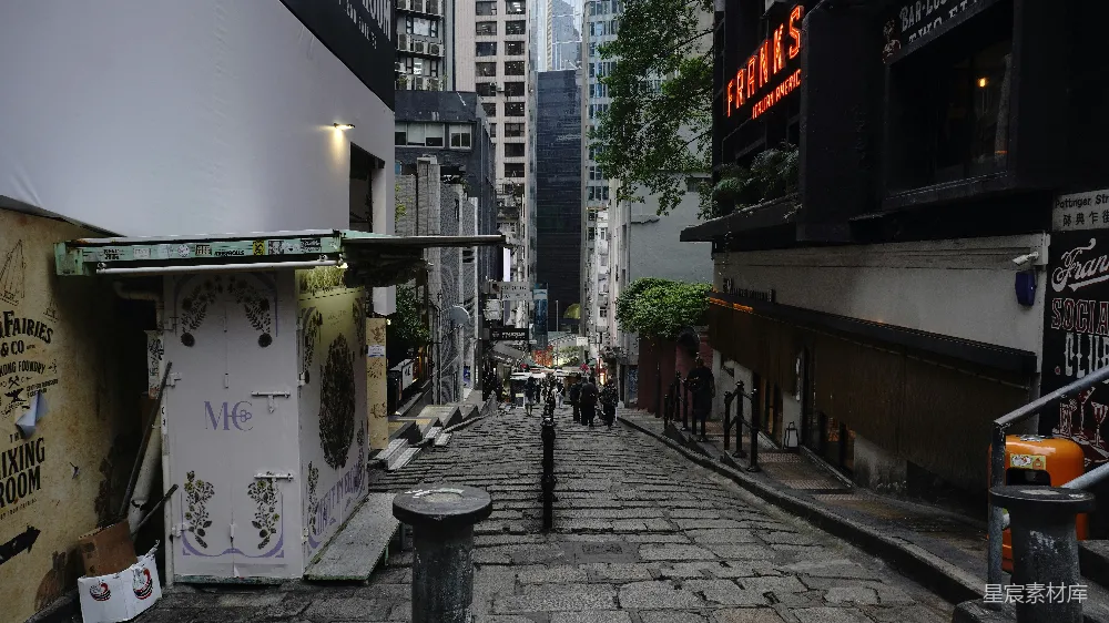 高清摄影  一条狭窄的街道，有石阶和建筑物。