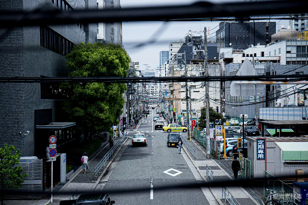 高清摄影  白天路上的汽车