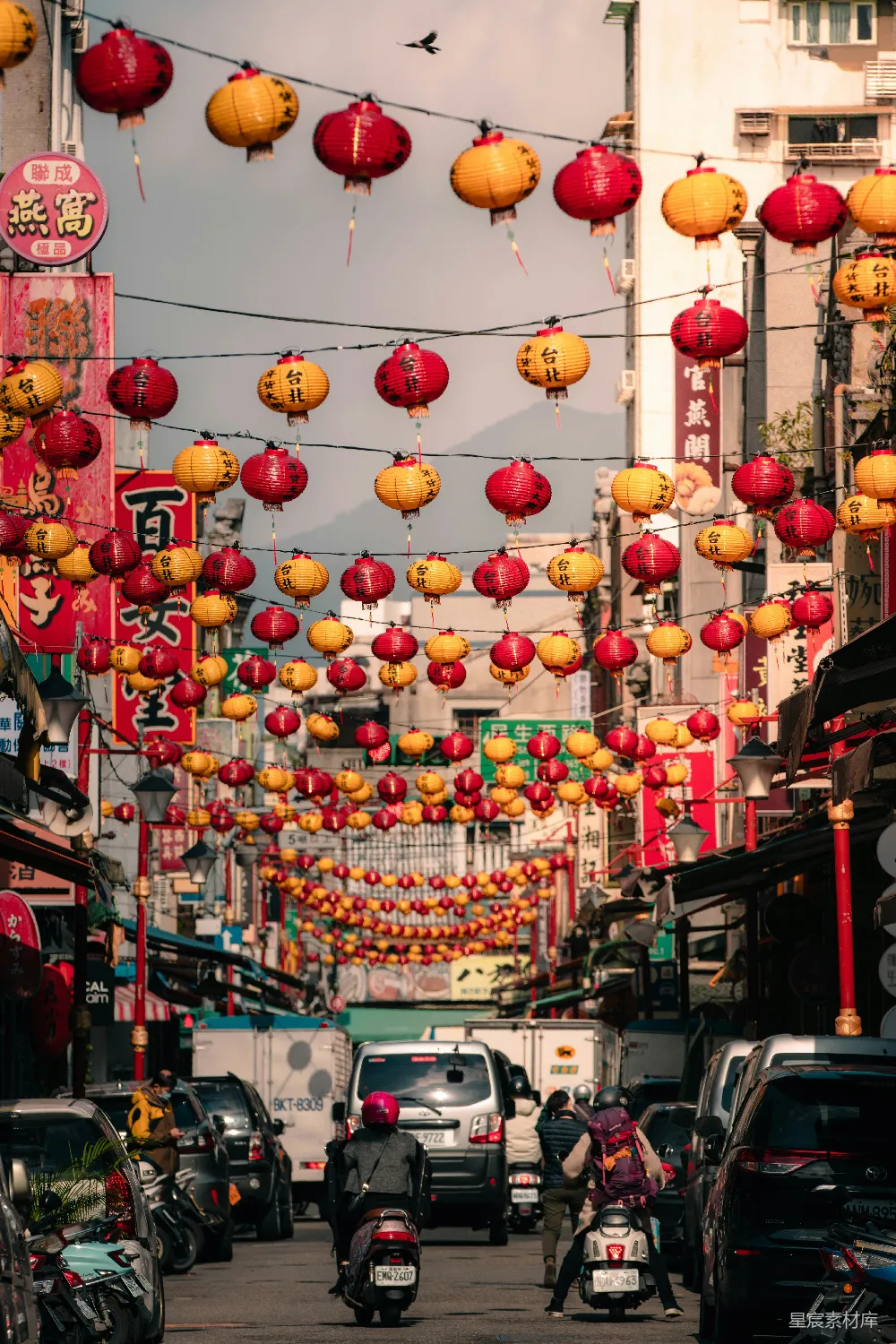 高清摄影  一条街道上挂满了红色和黄色的灯笼。
