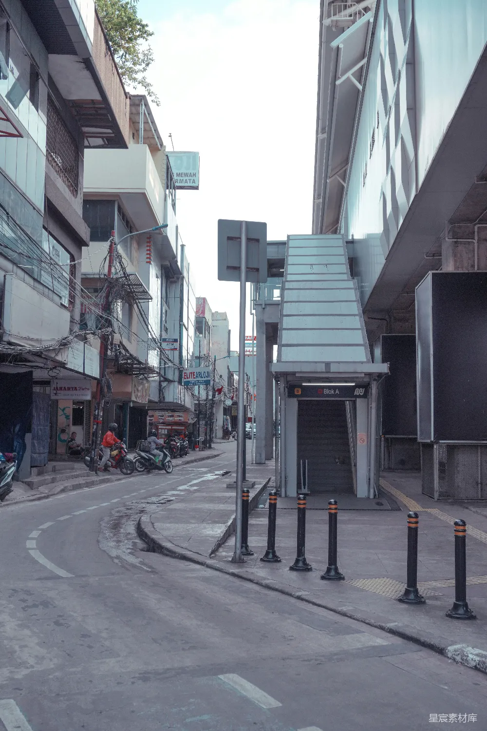 高清摄影  一条狭窄的街道，两旁是建筑物和楼梯。