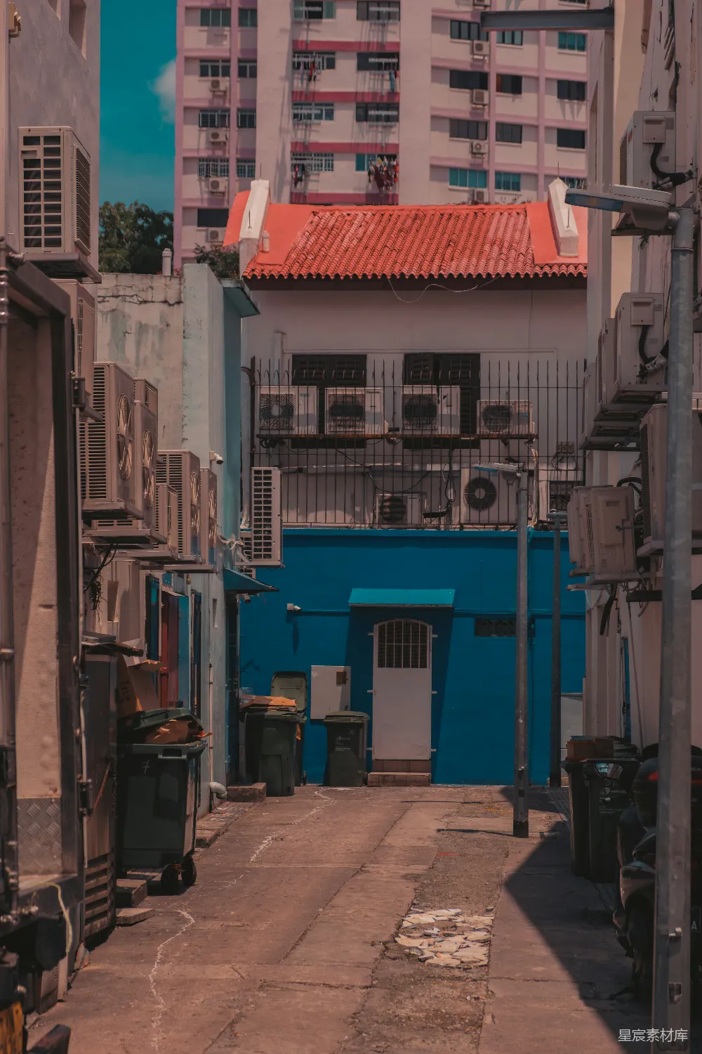 高清摄影 旅行 一条狭窄的巷子，背景是建筑物。
