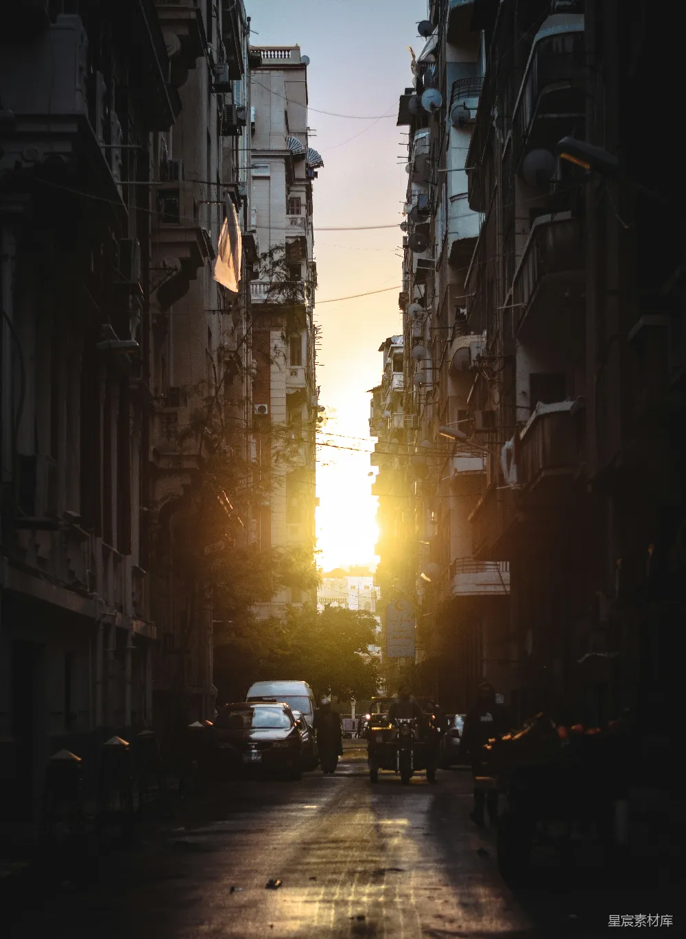 高清摄影  太阳正沉落在城市的街道上。