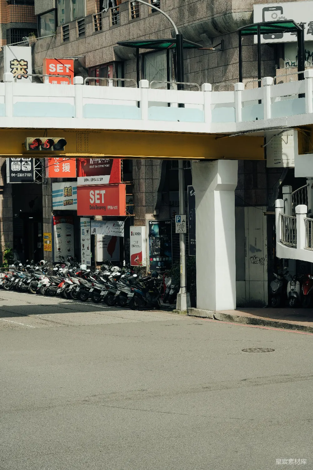 高清摄影  城市天桥下停着的摩托车。