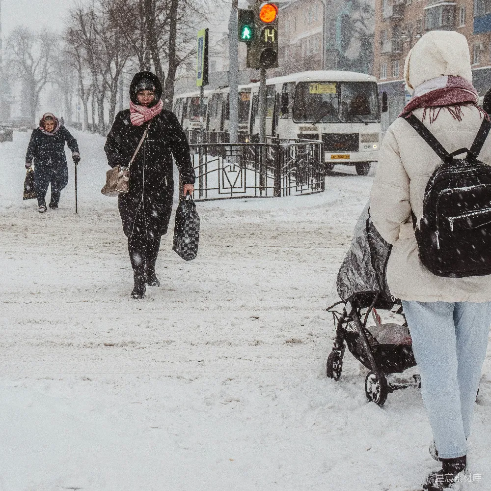 一群人在覆盖着积雪的街道上行走