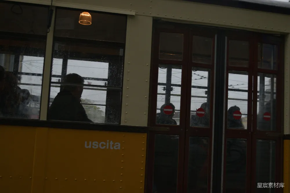 黄 tram 内的人影